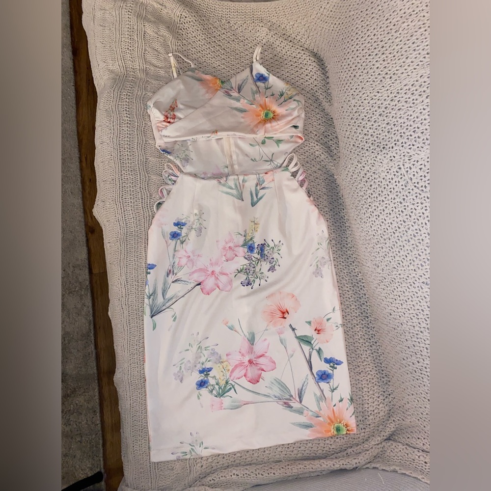 super cute floral dress with cutouts - Picture 4 of 9